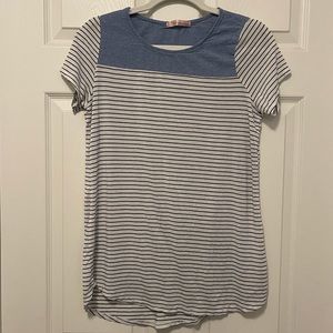 MATERNITY ALERT! 💗💙  Maternity short sleeve top.